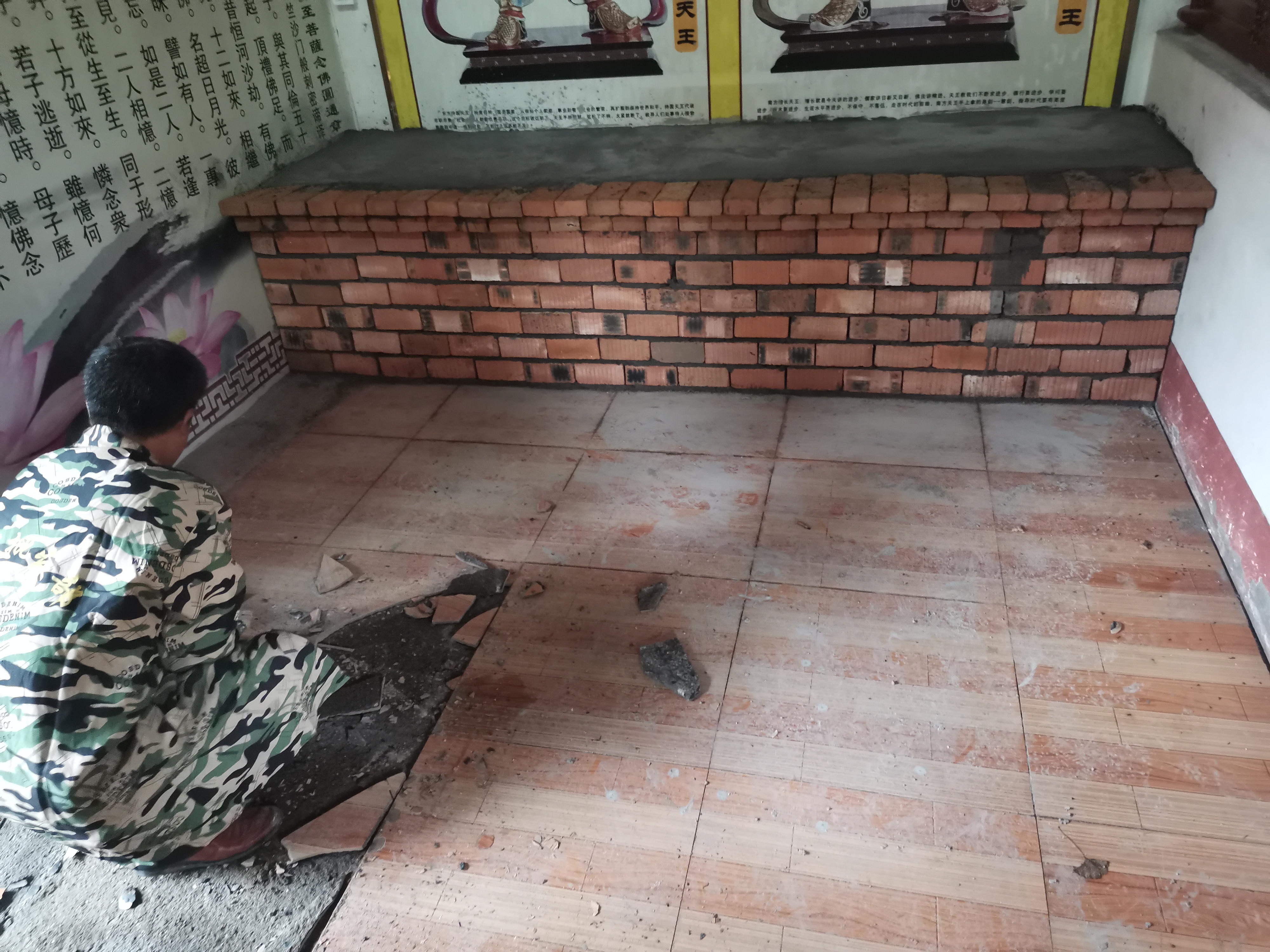乐发vll500天王殿铺设地砖及牌匾贴金